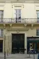 No 50 : ancien hôtel de Girardin de Vauvray (dessus de porte, vantaux, balcon)