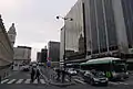 Rue de Bercy vue depuis le boulevard Diderot ; à gauche, la gare de Lyon et à droite les immeubles de ce centre d'affaires.