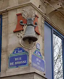 Élément décoratif en forme de cloche à l'angle de la rue de Brosse et du quai.