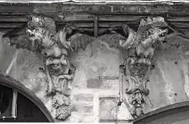 Chimères de la façade du no 133, rue Saint-Antoine à Paris