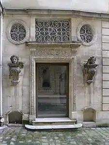 Le no 25 : entrée du musée du Barreau de Paris.