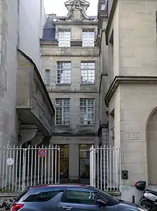 Le no 25, le musée du Barreau de Paris vu de la rue.