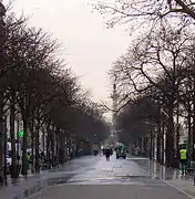 Contre-allée, côté 12e, en direction de la barrière du Trône.