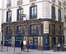 Le restaurant Lapérouse : ses arcades, restes de l'ancien marché de la Vallée (détruit).