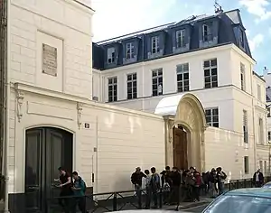 No 21, façade de l'hôtel de Narbonne-Pelet (lycée Paul-Claudel-d'Hulst), côté rue.