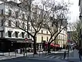 La rue, vue depuis le quai de Montebello.