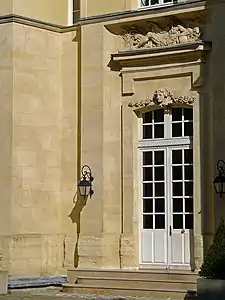 Porte d'entrée de l'hôtel de Mortagne.