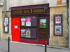 La façade de la Comédie des 3 bornes (au no 32) en 2013.
