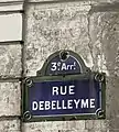 Plaque de rue et traces de l’ancien nom de la section de la rue Debelleyme, la « rue Neuve-Saint-François ».