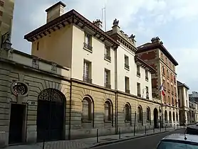 Nos 12 et 14 : caserne de gendarmerie construite à l'emplacement de l'ancien couvent des Minimes.