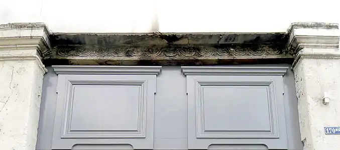 La porte de l'ancienne maison du portier de l'abbaye Saint-Antoine au no 170 bis.