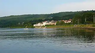 La ligne de chemin de fer longe la Moselle.