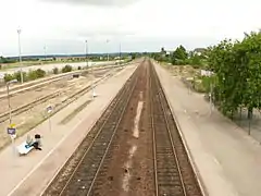 Les voies de la gare depuis la passerelle, en direction de Paris.