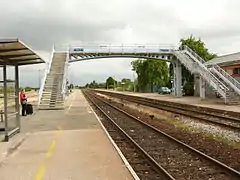 La passerelle de la gare. Celle-ci n'est pas accessible aux personnes à mobilité réduite.