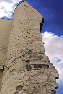 Vestiges d'une tour de l'ancienne enceinte de Philippe Auguste, dite tour Montgommery.
