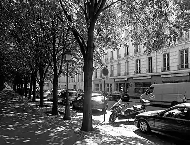 La rue longe l'esplanade des Invalides.