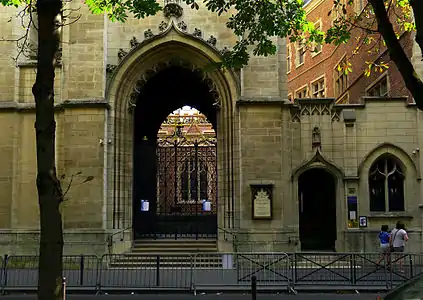 L'entrée de l'église.