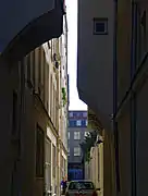 Ruelle vue depuis la rue Pastourelle ;  présence de maisons en surplomb.