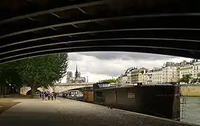 Le port de la Tournelle vu depuis le pont de Sully en direction de Notre-Dame.