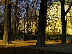 Le square avec en arrière-plan le théâtre du Rond-Point.