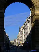 La rue vue en arrière-plan de la porte Saint-Martin.