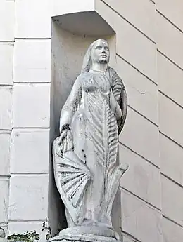 Niche avec statue de sainte Catherine, rue Poissonnière à Paris.