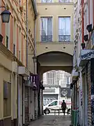 Le passage rejoint la rue du Faubourg-Saint-Martin via un portique.