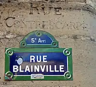 L'ancien nom de la rue Blainville apparaît encore, gravé dans la pierre