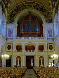 La façade sud avec l'orgue de tribune.