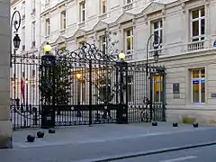 Entrée fermée de cette voie privée vue de la rue de Provence.