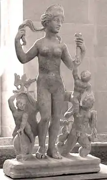 Groupe de statuettes antiques comportant celle d'une jeune femme nue essorant sa chevelure.