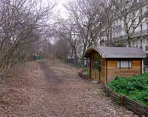 La Petite Ceinture du 16e longe le boulevard.