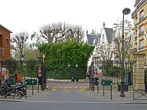 Entrée de la villa Montmorency rue Poussin.