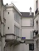 Maison avec encorbellement surplombant la voie.