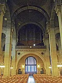 Les grandes orgues sont situées au-dessus de l'entrée à l'opposé de l'autel.