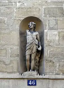Statue de Bacchus dans une niche de la façade du no 46.