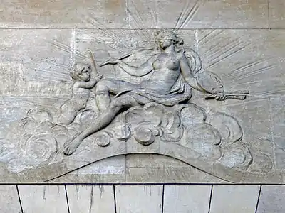 La Peinture, bas-relief ornant la façade du no 10.