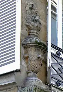 Bas-relief d'un pot à feu à l'angle de la façade du no 4.