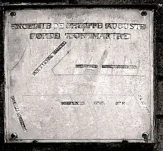 Plaque historique avec le plan de la porte.