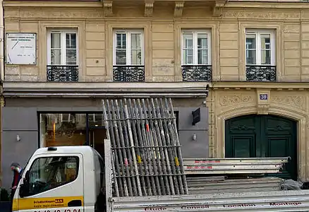 no 30 de la rue Montmartre avec la plaque historique.