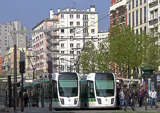 Deux tramways à la station Porte de Vanves de la ligne T3a.