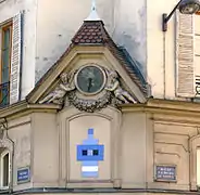 Horloge et bas-relief à l'angle du boulevard et de la rue du Faubourg-du-Temple.