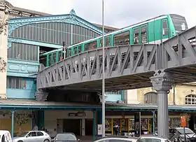 Une rame de la ligne 5 sortant de la station.