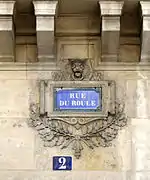 Plaque de rue décorée au niveau du no 2.