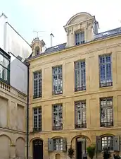 Façade sud, sur cour, et mur renard est.