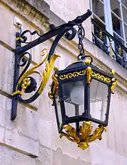 Lanterne ornée, façade sur quai.