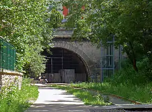 Le terminus actuel (2014), côté oriental, de la Petite Ceinture du 15e; ascenseur permettant de rejoindre la rue Olivier-de-Serres.