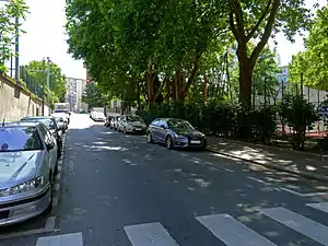 Rue vue en direction du boulevard Lefebvre ; à droite, le square Castagnary.