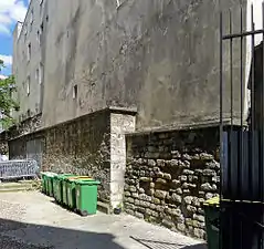 Vestiges adossés au mur côté cour de l'immeuble.