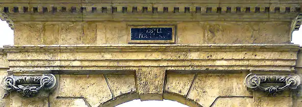 Détail de l'entablement avec le nom de l'hôtel, en partie effacé, gravé dans le cartouche central.